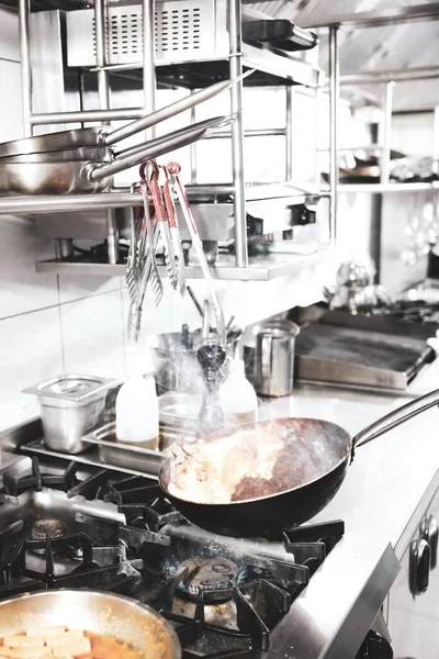 soba yangın pişirme makarna ile pota