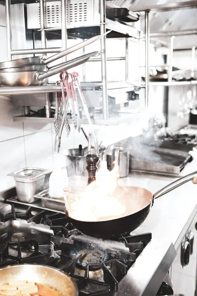 soba yangın pişirme makarna ile pota