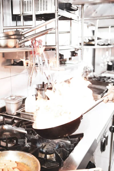 soba yangın pişirme makarna ile pota