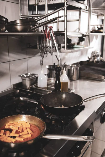 soba yangın pişirme makarna ile pota