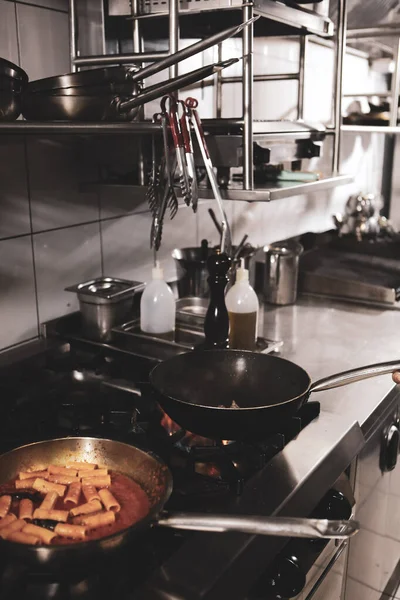 soba yangın pişirme makarna ile pota