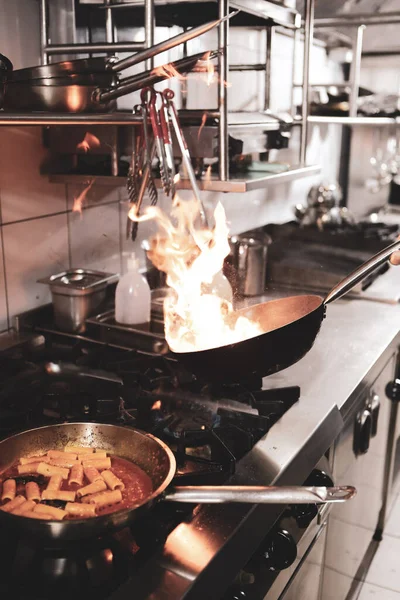 soba yangın pişirme makarna ile pota