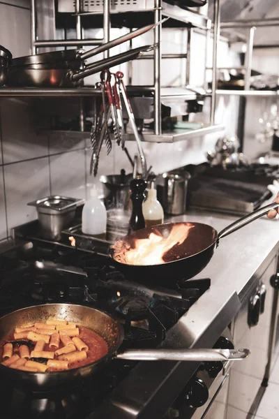 soba yangın pişirme makarna ile pota