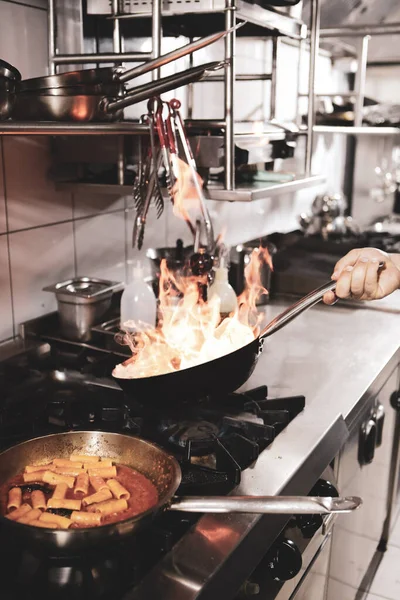 soba yangın pişirme makarna ile pota