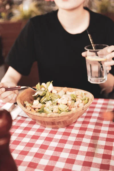 Ritratto Attraente Donna Caucasica Sorridente Mangiare Insalata Concentrarsi Mano Forchetta — Foto Stock