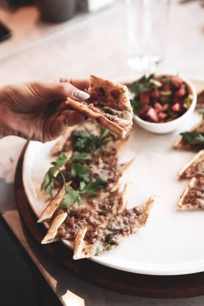 Geleneksel Türkçe fırında pide. Türk pizzası, Orta Doğu aperatifleri. Türk mutfağı. Et ile doldurulmuş çam