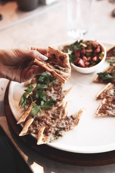 Geleneksel Türkçe fırında pide. Türk pizzası, Orta Doğu aperatifleri. Türk mutfağı. Et ile doldurulmuş çam