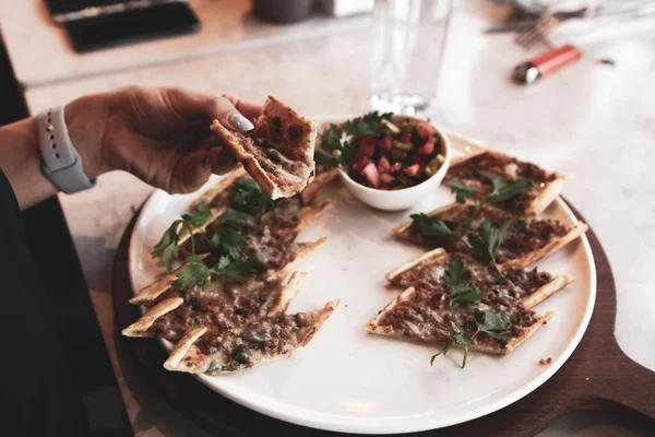 Geleneksel Türkçe fırında pide. Türk pizzası, Orta Doğu aperatifleri. Türk mutfağı. Et ile doldurulmuş çam