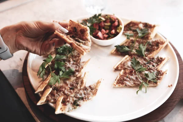 Geleneksel Türkçe fırında pide. Türk pizzası, Orta Doğu aperatifleri. Türk mutfağı. Et ile doldurulmuş çam