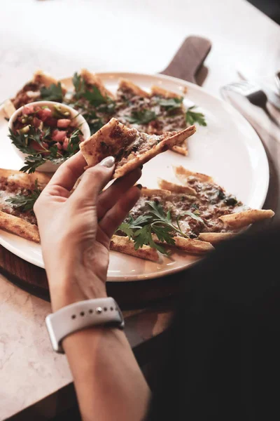 Geleneksel Türkçe fırında pide. Türk pizzası, Orta Doğu aperatifleri. Türk mutfağı. Et ile doldurulmuş çam