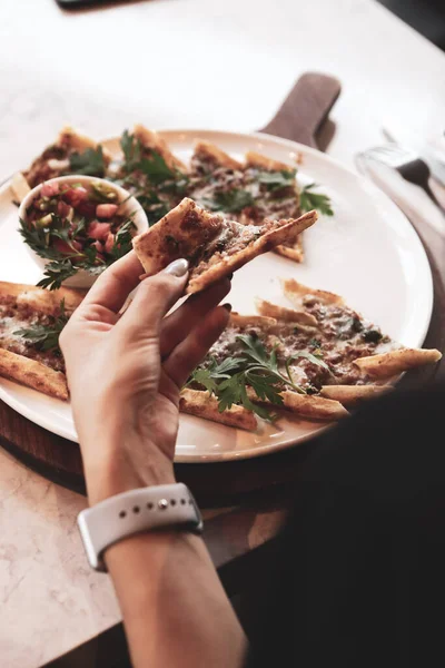 Geleneksel Türkçe fırında pide. Türk pizzası, Orta Doğu aperatifleri. Türk mutfağı. Et ile doldurulmuş çam