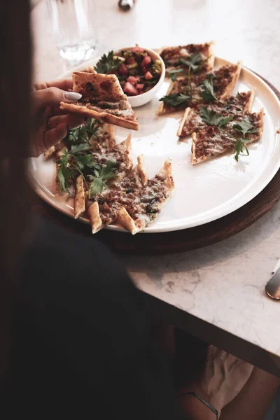 Geleneksel Türkçe fırında pide. Türk pizzası, Orta Doğu aperatifleri. Türk mutfağı. Et ile doldurulmuş çam