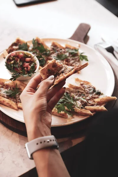 Geleneksel Türkçe fırında pide. Türk pizzası, Orta Doğu aperatifleri. Türk mutfağı. Et ile doldurulmuş çam