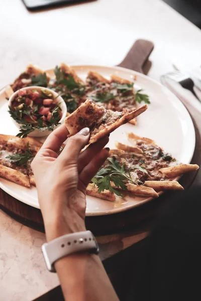 Geleneksel Türkçe fırında pide. Türk pizzası, Orta Doğu aperatifleri. Türk mutfağı. Et ile doldurulmuş çam