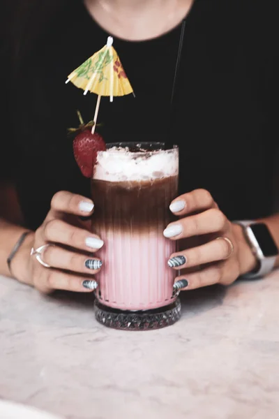 Ijskoffie Met Melk Ijs Koffie Latte Vrouw Met Glazen Kop — Stockfoto