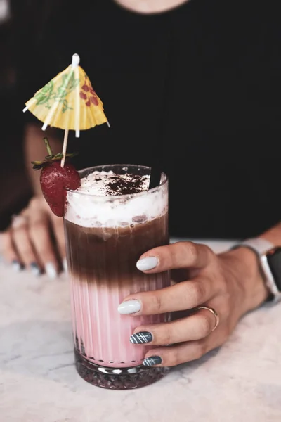 Ijskoffie Met Melk Ijs Koffie Latte Vrouw Met Glazen Kop — Stockfoto