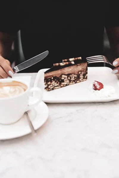 Uma Fatia Bolo Delicioso Uma Xícara Café — Fotografia de Stock