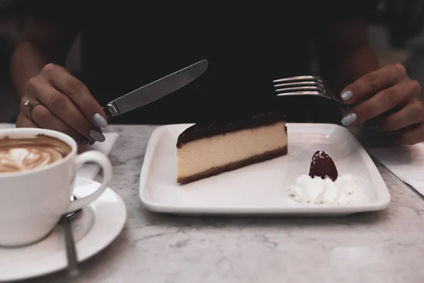 Uma Fatia Bolo Delicioso Uma Xícara Café — Fotografia de Stock