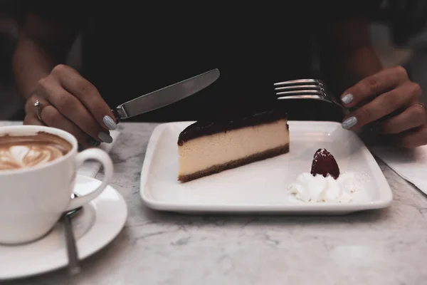 Кусок Вкусного Торта Чашку Кофе — стоковое фото