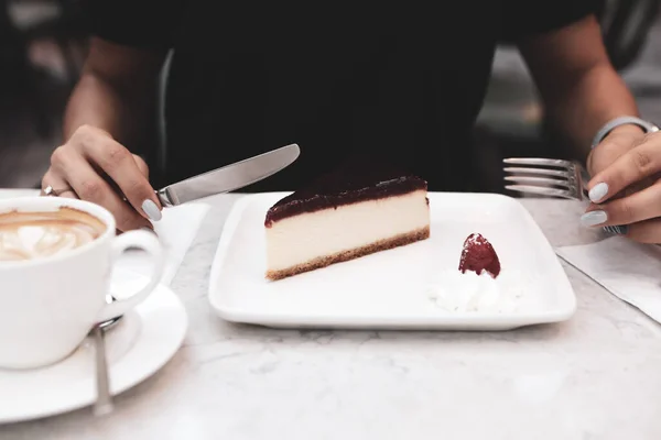 Uma Fatia Bolo Delicioso Uma Xícara Café — Fotografia de Stock