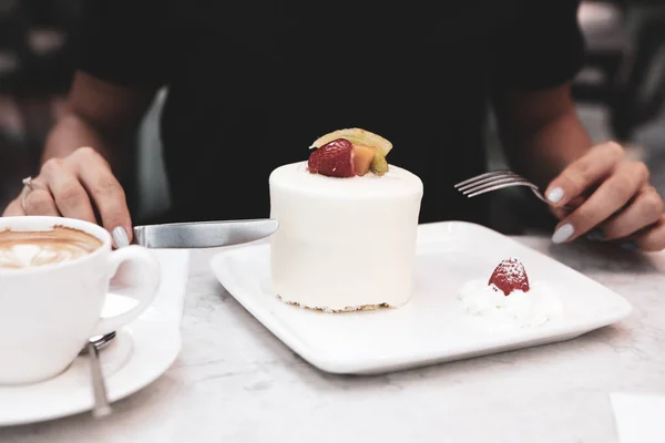 Uma Fatia Bolo Delicioso Uma Xícara Café — Fotografia de Stock