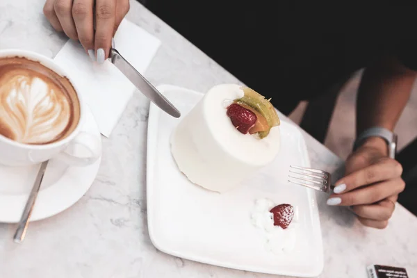 Uma Fatia Bolo Delicioso Uma Xícara Café — Fotografia de Stock