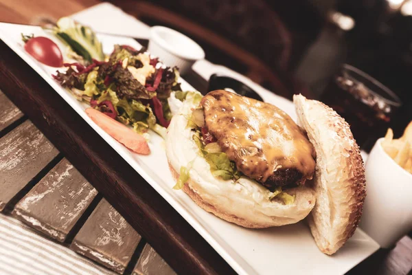 Taze sebzeli ev yapımı hamburger.