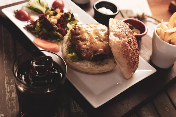 Taze sebzeli ev yapımı hamburger.