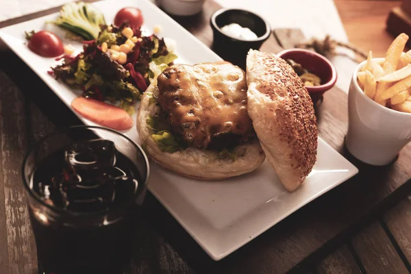 Taze sebzeli ev yapımı hamburger.