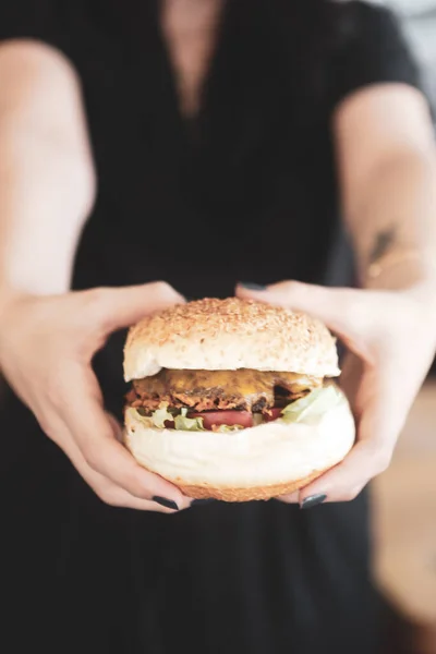 Hemlagad Hamburgare Med Färska Grönsaker — Stockfoto