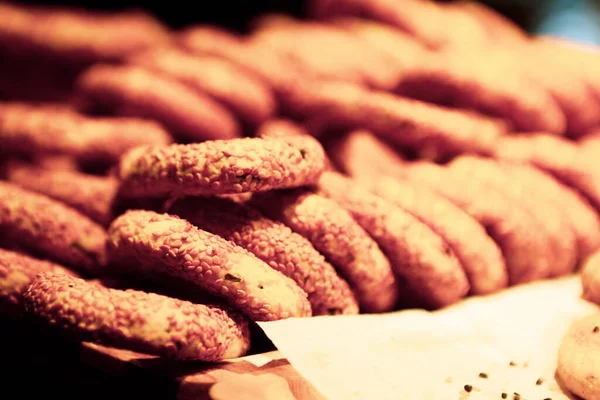 Fırın grubu, taze simit (simit, gevrek), vitrinde ekmek ve pasta