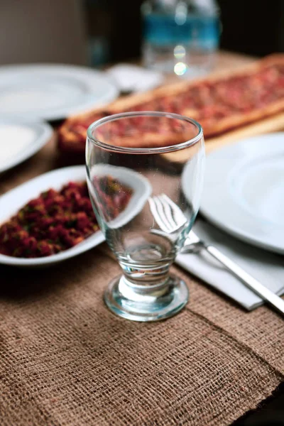 Türk Ayran içmek veya Kefir / ayran yoğurt ile yapılan.