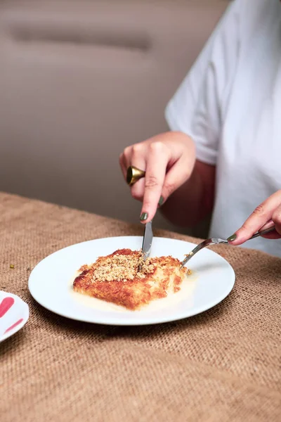 Geleneksel hindistancevizli tatlı baklavası. Ev yapımı fındıklı ve ballı baklava..