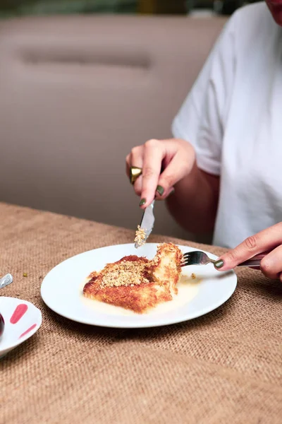 Geleneksel hindistancevizli tatlı baklavası. Ev yapımı fındıklı ve ballı baklava..