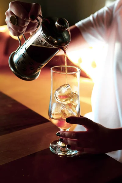 Kahve odasında kahve hazırlayan barista.