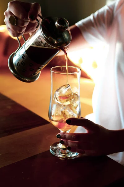 Kahve odasında kahve hazırlayan barista.