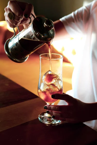 Kahve odasında kahve hazırlayan barista.