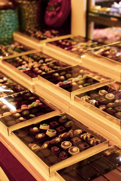 bir sürü değişik çikolatalı pralin