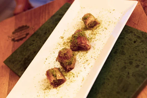 Geleneksel hindistancevizli tatlı baklavası. Ev yapımı fındıklı ve ballı baklava..