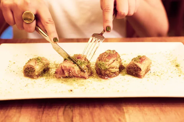 Geleneksel hindistancevizli tatlı baklavası. Ev yapımı fındıklı ve ballı baklava..