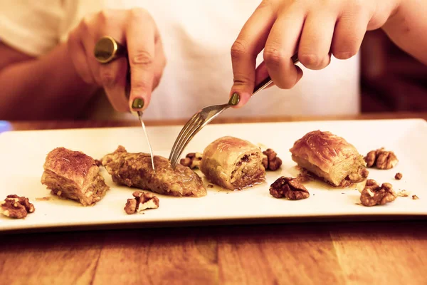 Geleneksel hindistancevizli tatlı baklavası. Ev yapımı fındıklı ve ballı baklava..
