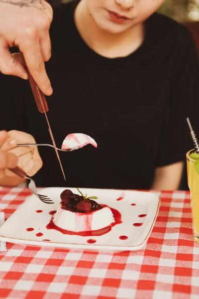 Fechar Mulher Comendo Bolo Café — Fotografia de Stock