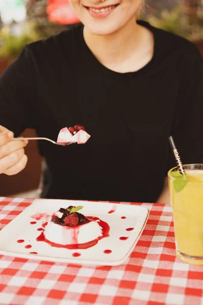 Großaufnahme Einer Frau Die Einem Café Kuchen Isst — Stockfoto