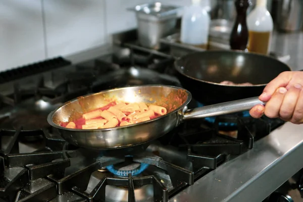 soba yangın pişirme makarna ile pota