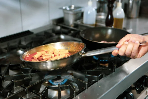 soba yangın pişirme makarna ile pota