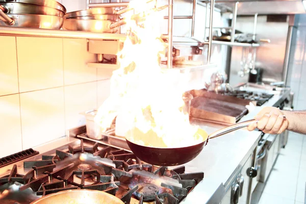 soba yangın pişirme makarna ile pota