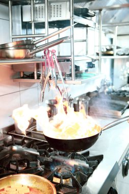 soba yangın pişirme makarna ile pota