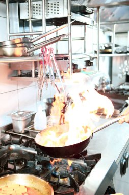 soba yangın pişirme makarna ile pota