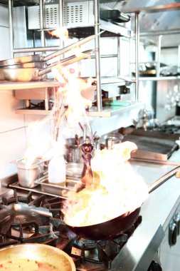 soba yangın pişirme makarna ile pota