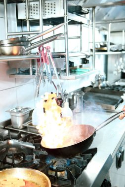 soba yangın pişirme makarna ile pota